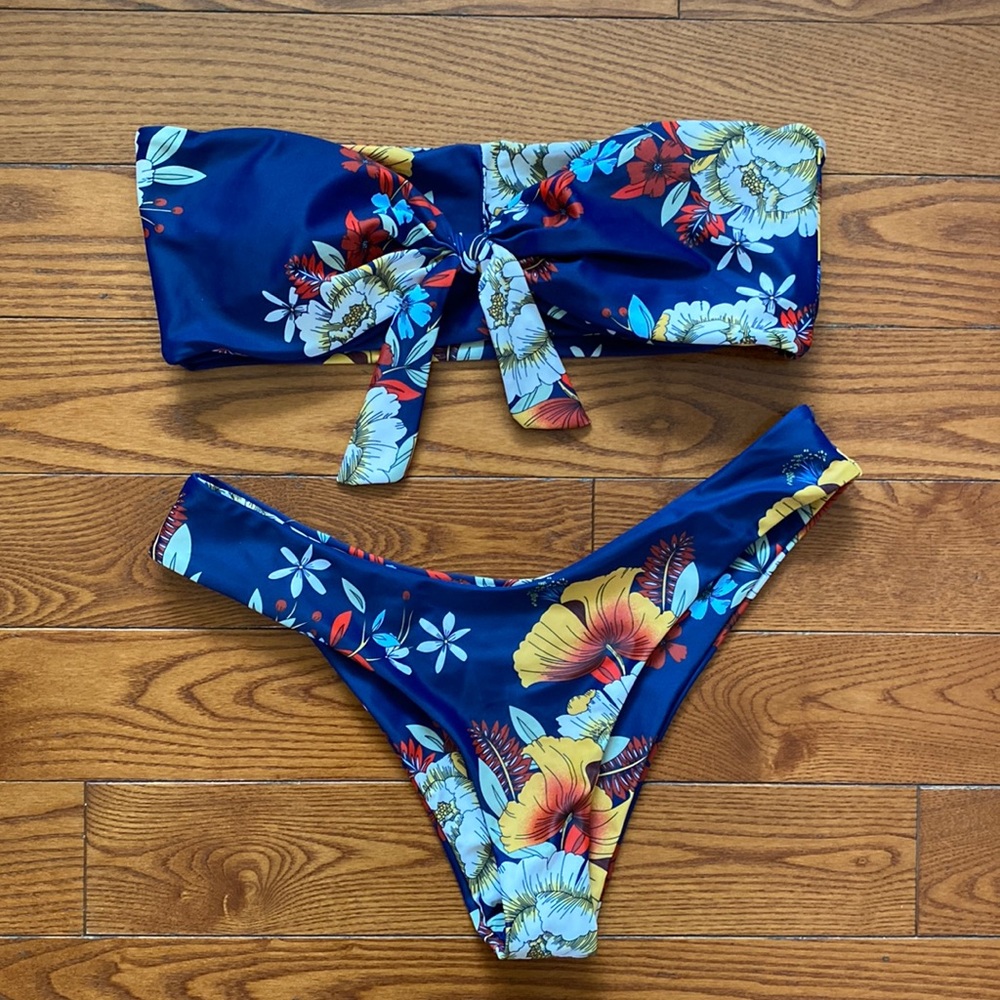 Mizaful floral/navy bikini size 6 swim 2 piece.